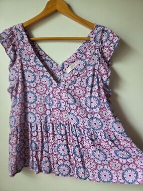 EUC LIKE NEW LOFT V NECK PRINTED BABYDOLL TOP FLUTTER SLEEVES SIZE M
